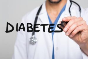 O Diabetes tipo 2 é a forma mais comum de diabetes e, embora não possa ser totalmente prevenido, existem várias estratégias que podem ajudar a reduzir significativamente o risco de desenvolvimento dessa doença. Esta condição é frequentemente associada ao excesso de peso e ao acúmulo de gordura visceral abdominal, que interfere na eficácia da insulina, o hormônio responsável por regular os níveis de açúcar no sangue.