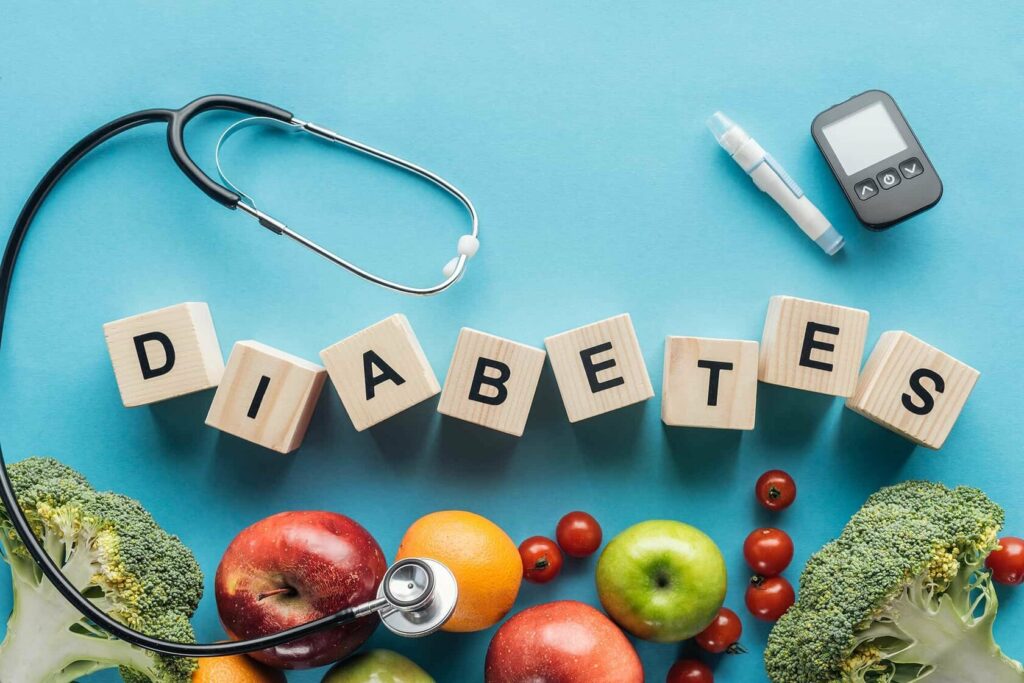 Diabetes é uma condição crônica que afeta milhões de pessoas em todo o mundo, caracterizada por níveis elevados de glicose no sangue devido à produção insuficiente de insulina ou à incapacidade do corpo de utilizar eficazmente a insulina produzida. Existem dois principais tipos de diabetes: tipo 1, geralmente diagnosticado em jovens e causado pela destruição das células produtoras de insulina no pâncreas; e tipo 2, mais comum em adultos e frequentemente associado ao estilo de vida e fatores genéticos.